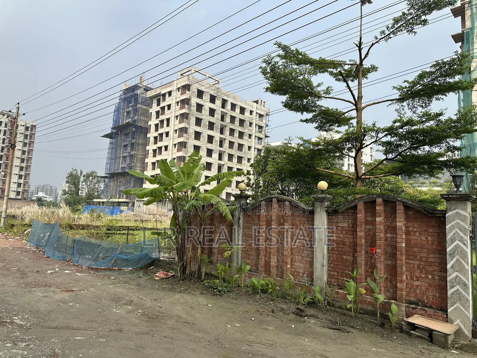 এম-ব্লক, ১০-কাঠা, দক্ষিণমুখী, ৭' বাউন্ডারি সম্পন্ন, বসুন্ধরা আবাসিক এলাকা