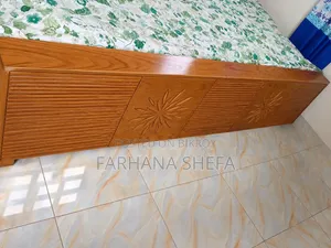 “৬×৭ ফিট কানাডিয়ান বোর্ডের খাট বিক্রি হবে”