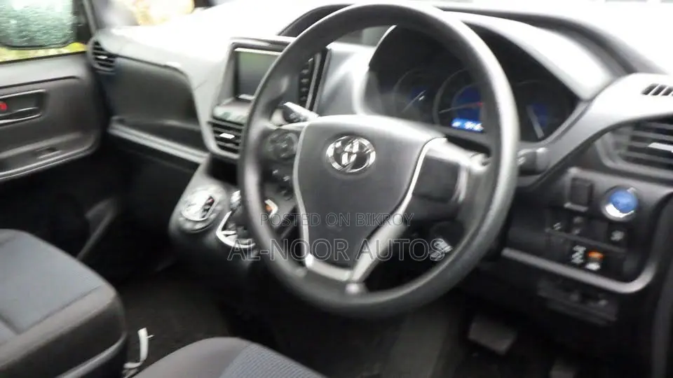 Toyota Noah 1.8 FWD Hybrid (7 seater) 2021 Silver