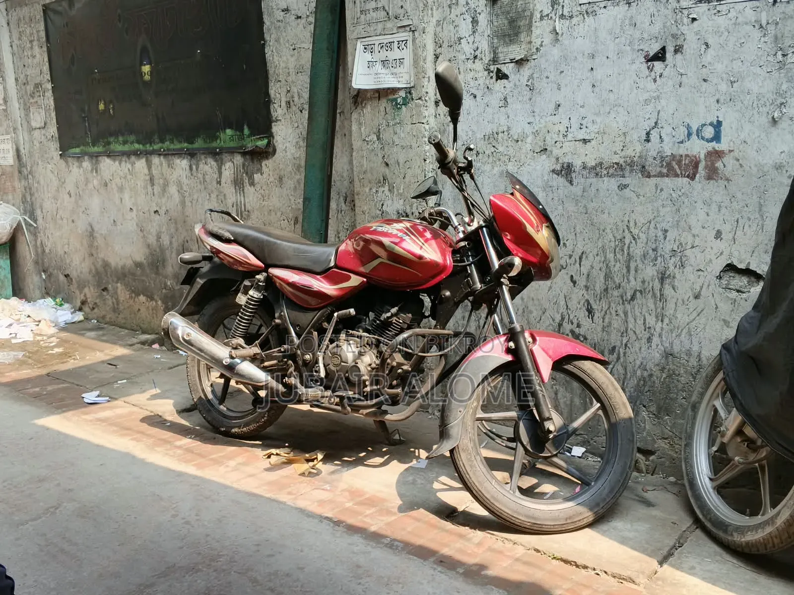 বাজাজ ডিসকভার ১০০ ২০১২ লাল
