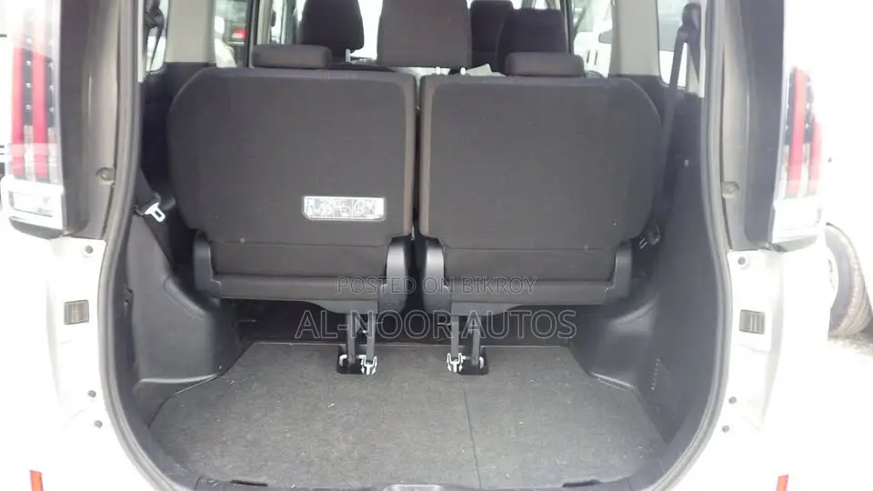 Toyota Noah 1.8 FWD Hybrid (7 seater) 2021 Silver