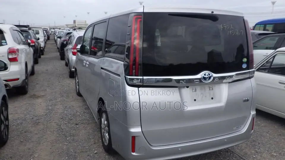 Toyota Noah 1.8 FWD Hybrid (7 seater) 2021 Silver