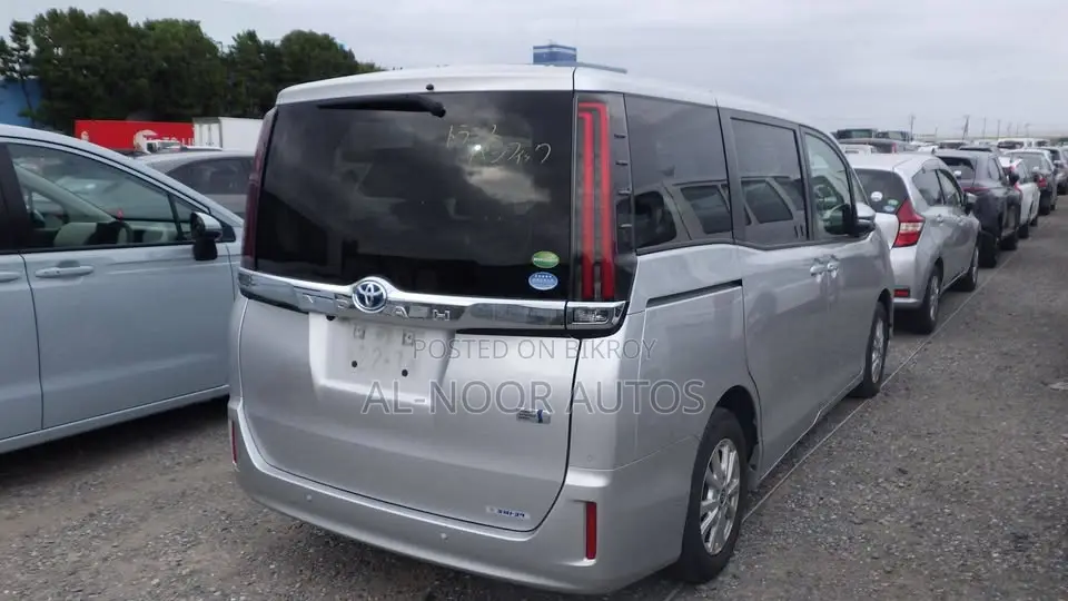 Toyota Noah 1.8 FWD Hybrid (7 seater) 2021 Silver