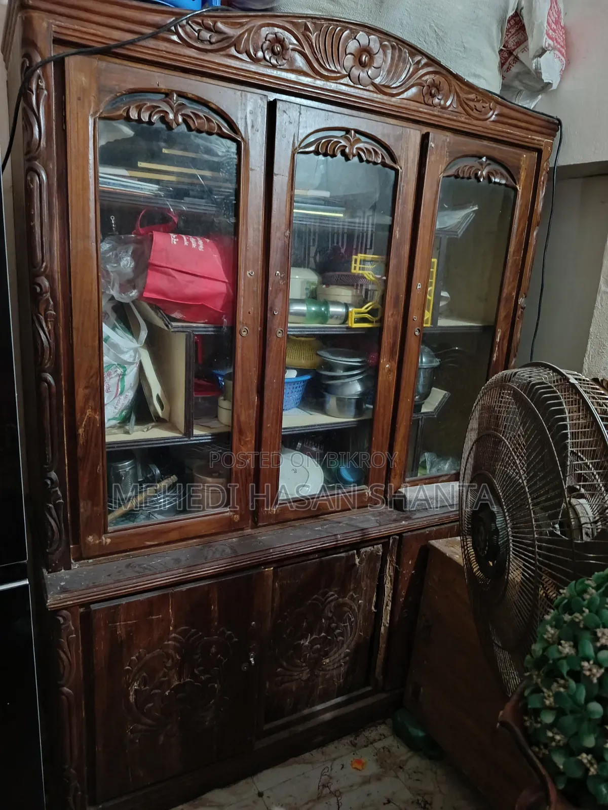 বিক্রির জন্য বড় কাঠের ওয়াল শোকেস (রিপেয়ার উপযোগী)