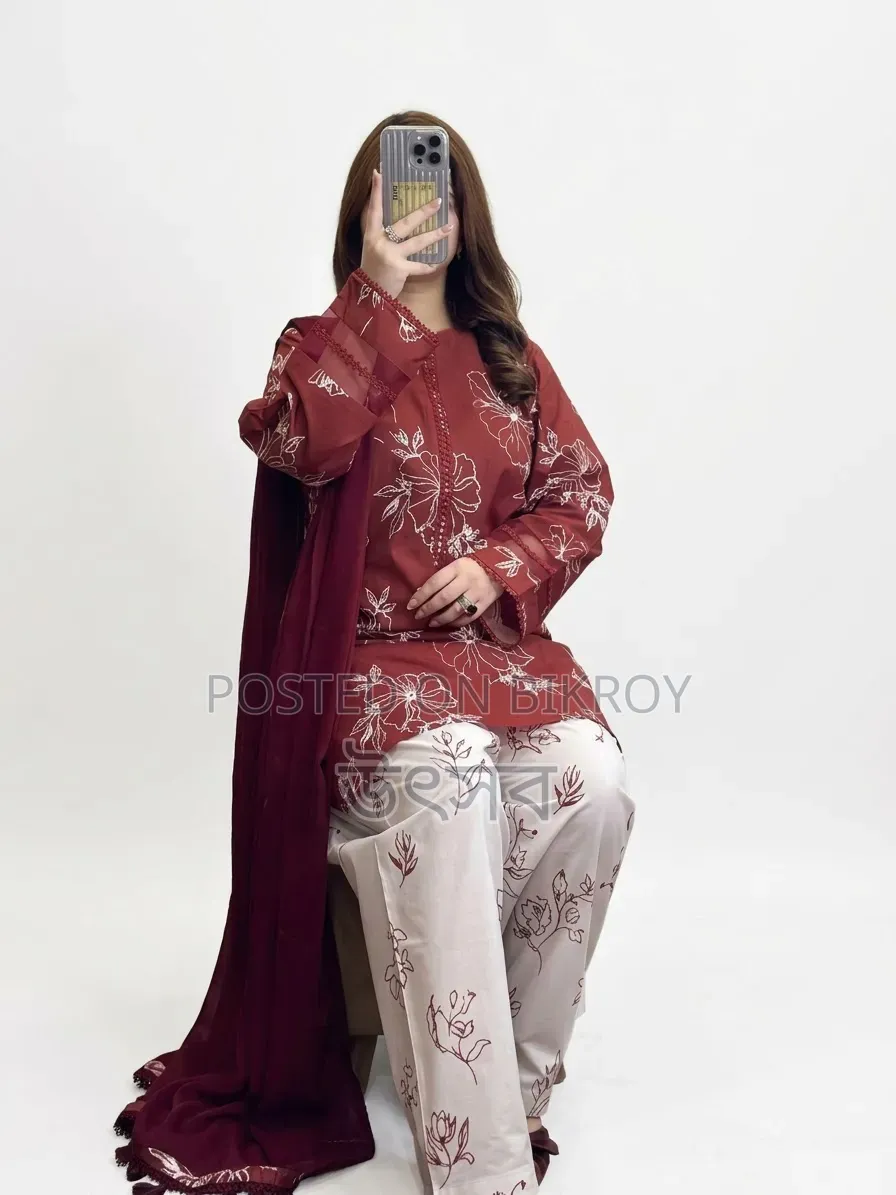 স্কিন প্রিন্ট সহ সুতির পোশাক