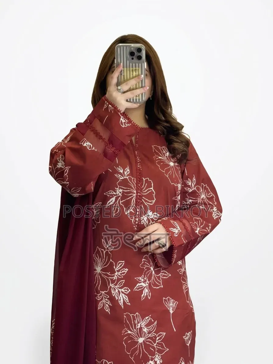 স্কিন প্রিন্ট সহ সুতির পোশাক