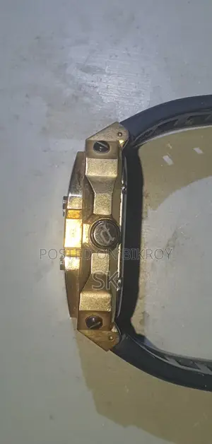 স্টাইলিশ গোল্ড টোনের পুলিশ ব্র্যান্ডের মেকানিক্যাল ঘড়ি।