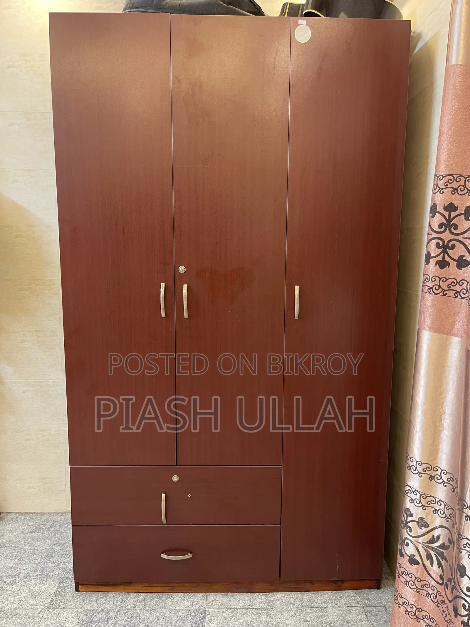 জরুরী বিক্রি — ওটবি (OTOBI) বড় সাইজের ৩ পাল্লার আলমারি — ১০,০০০ টাকা (আলোচনা সাপেক্ষে)