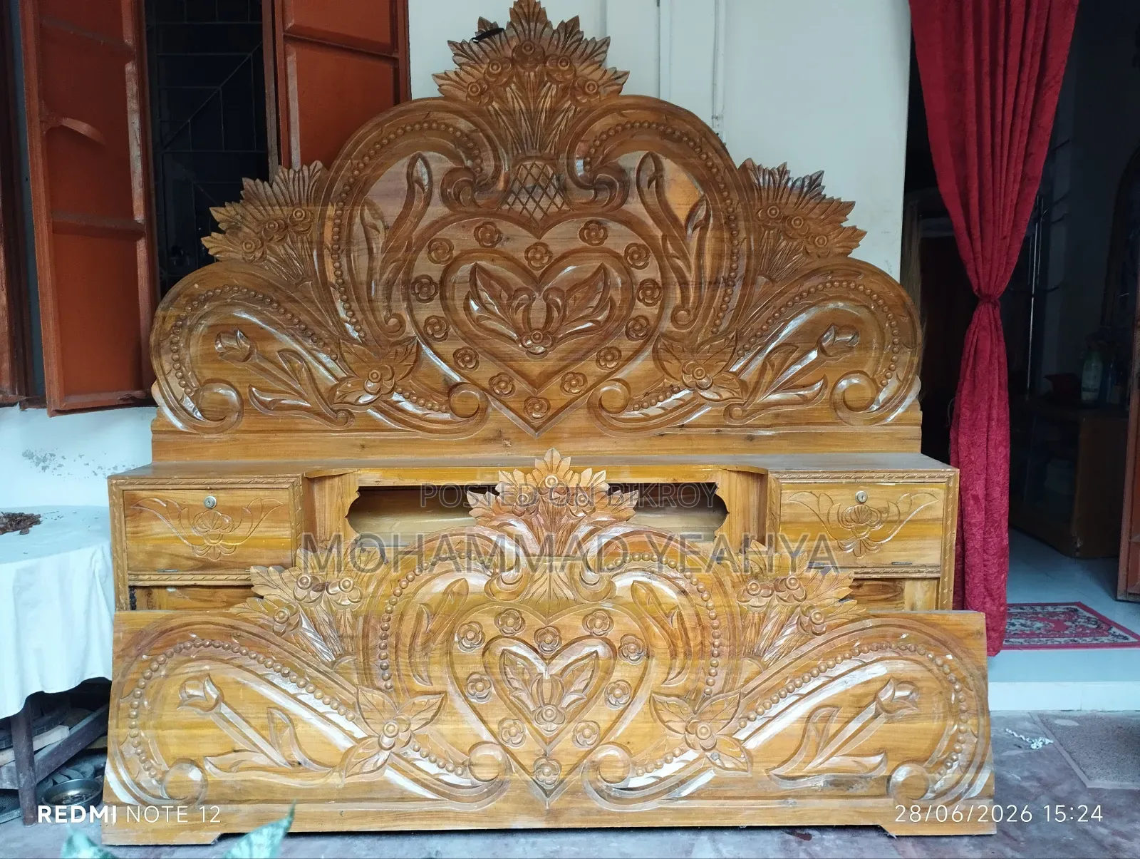 খাট বিক্রি হবে। একটি কিং সাইজের বক্স খাট বিক্রি করা হবে জাজিম সহ।
