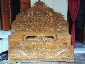 খাট বিক্রি হবে। একটি কিং সাইজের বক্স খাট বিক্রি করা হবে জাজিম সহ।