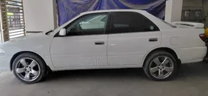 টয়োটা করিনা ২০০১ সাদা