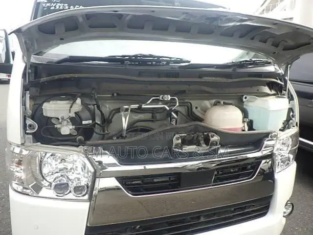 Toyota HiAce 2022 White