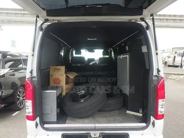 Toyota HiAce 2022 White