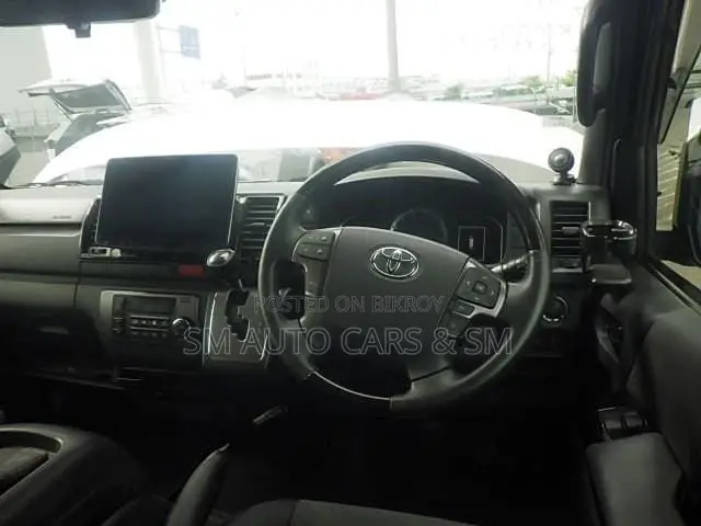 Toyota HiAce 2022 White