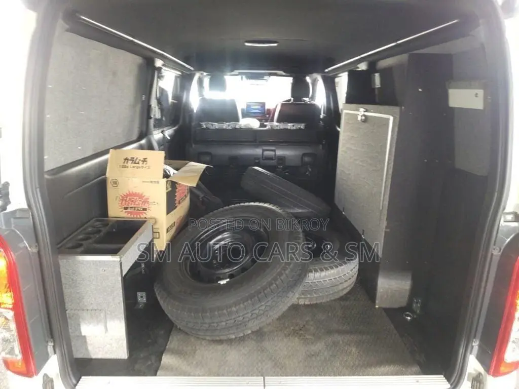 Toyota HiAce 2022 White