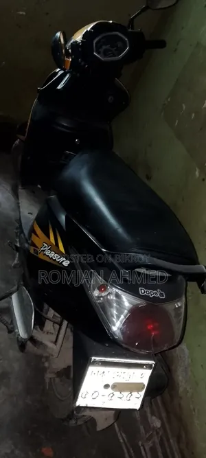 হিরো প্লেজার ২০১৭ ইয়েলো