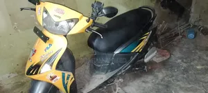 হিরো প্লেজার ২০১৭ ইয়েলো