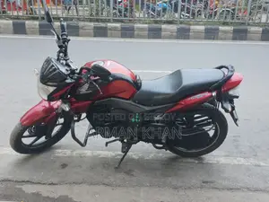 Honda CB 2015 Red