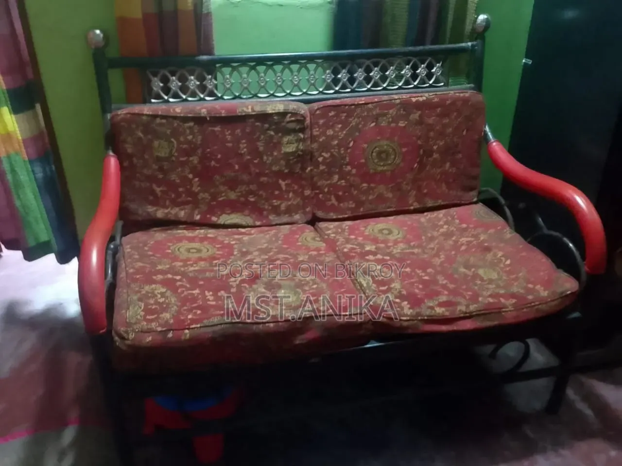 একটা সোফা বিক্রি করা হবে