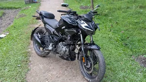 হিরো এক্সট্রিম ১২৫আর ২০২৪ কালো