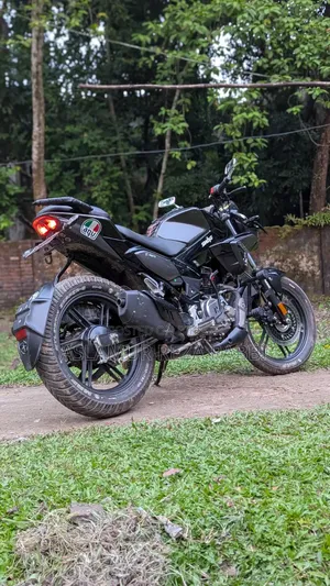 হিরো এক্সট্রিম ১২৫আর ২০২৪ কালো