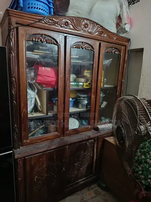 বিক্রির জন্য বড় কাঠের ওয়াল শোকেস (রিপেয়ার উপযোগী)