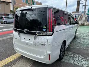 Toyota Esquire 2021 Pearl