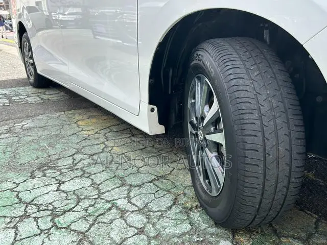 Toyota Esquire 2021 Pearl