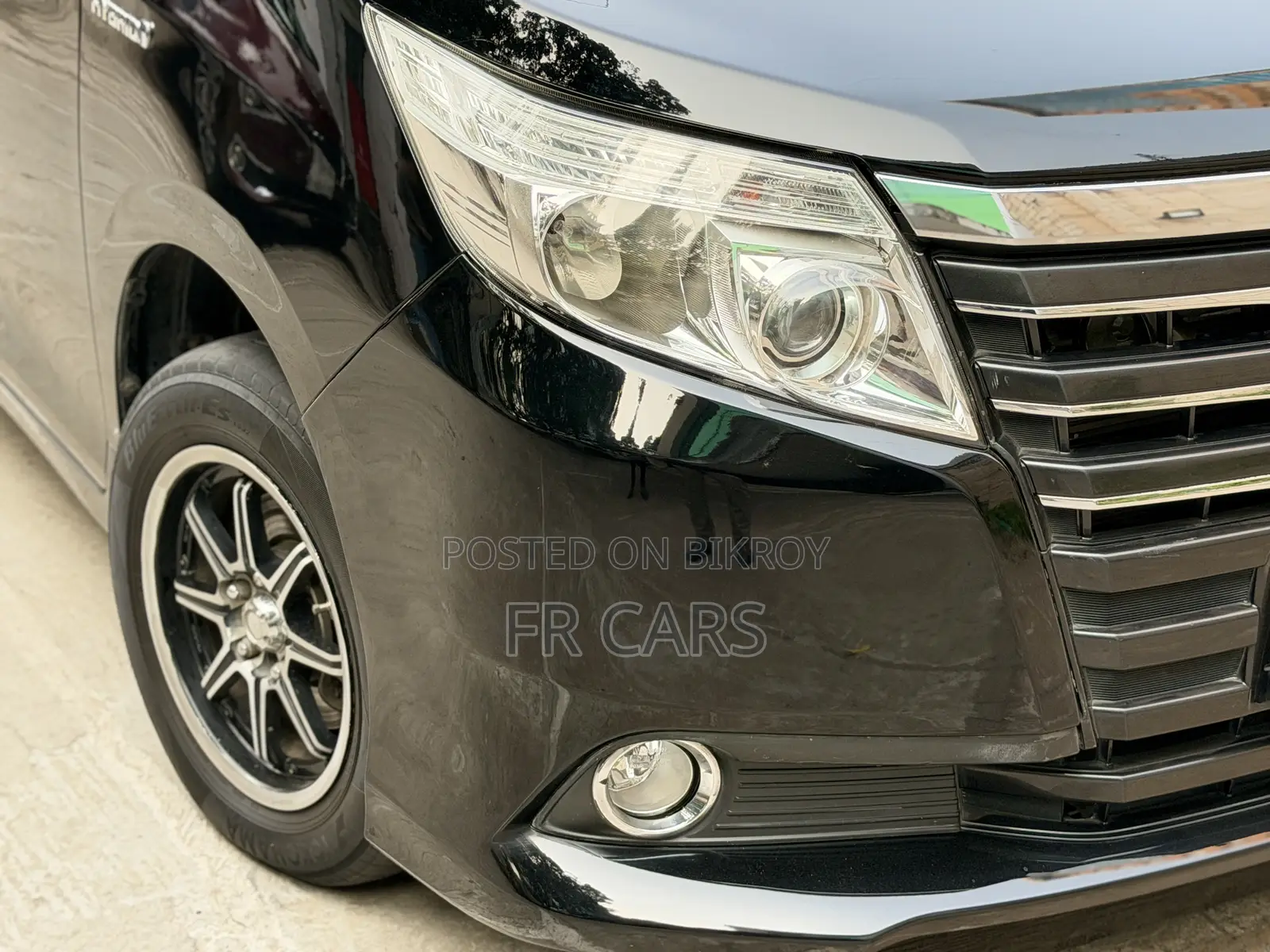 Toyota Noah 1.8 FWD Hybrid (7 seater) 2017 Black