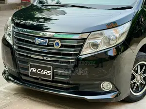 Toyota Noah 1.8 FWD Hybrid (7 seater) 2017 Black