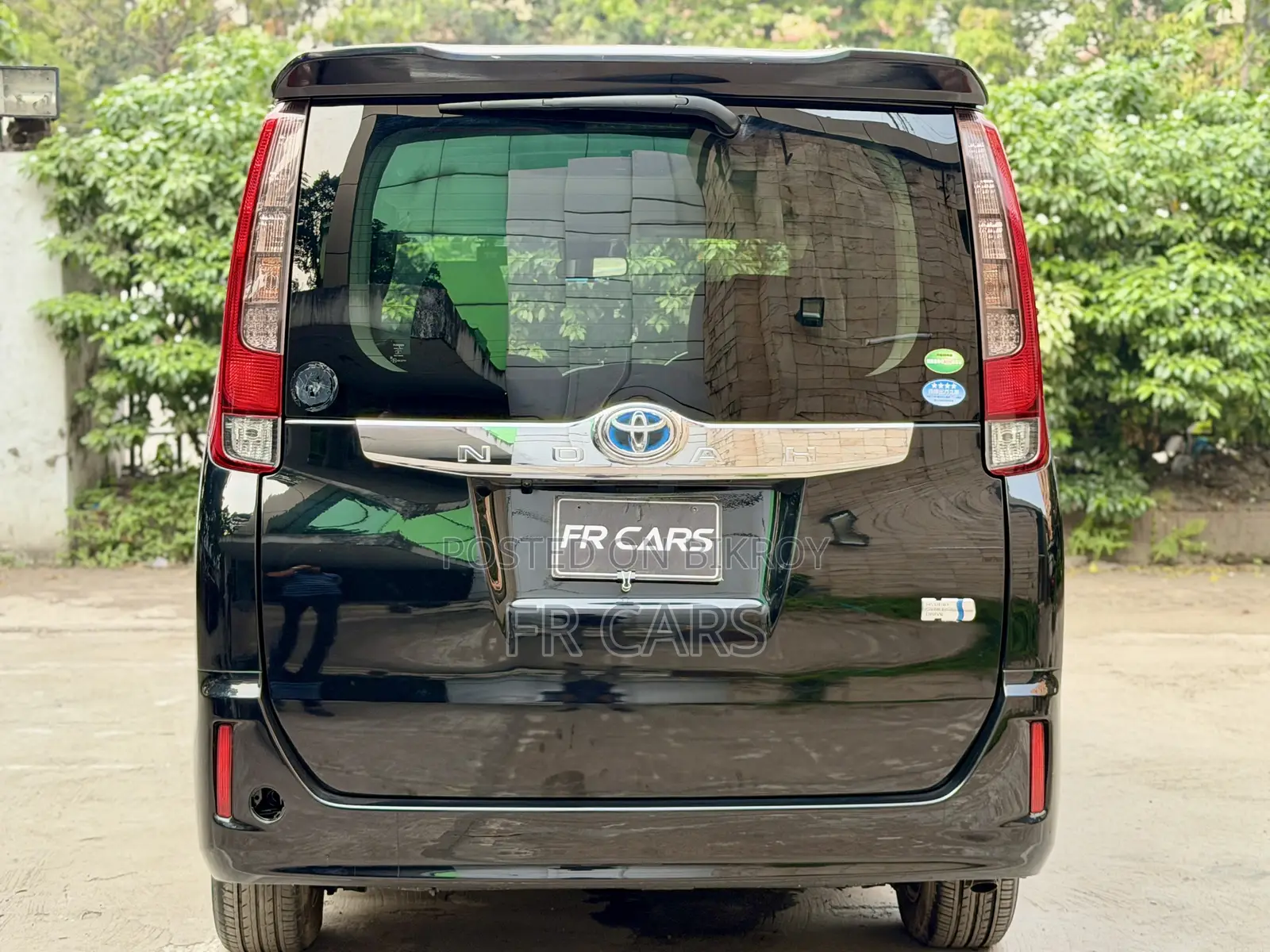 Toyota Noah 1.8 FWD Hybrid (7 seater) 2017 Black