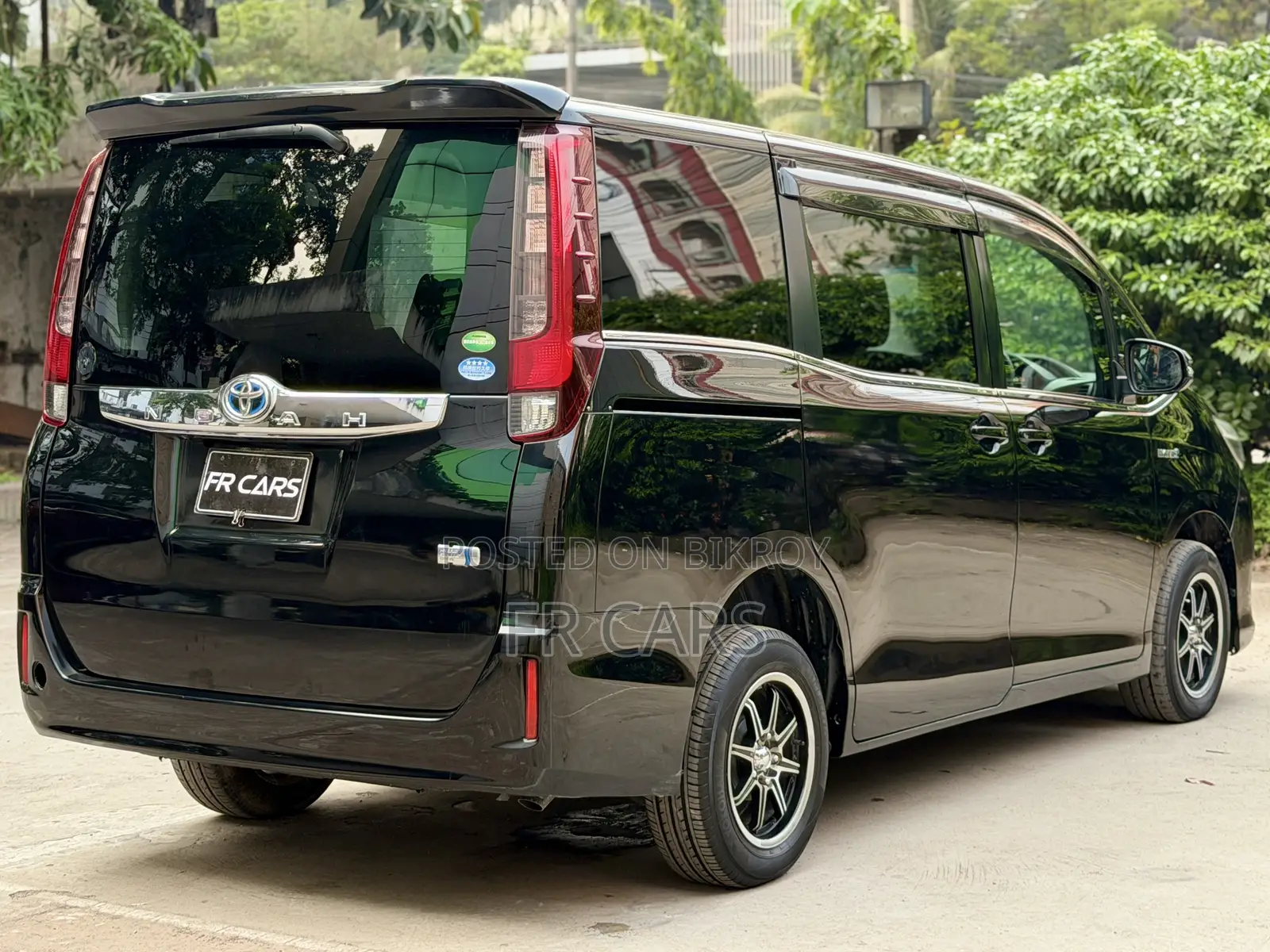 Toyota Noah 1.8 FWD Hybrid (7 seater) 2017 Black