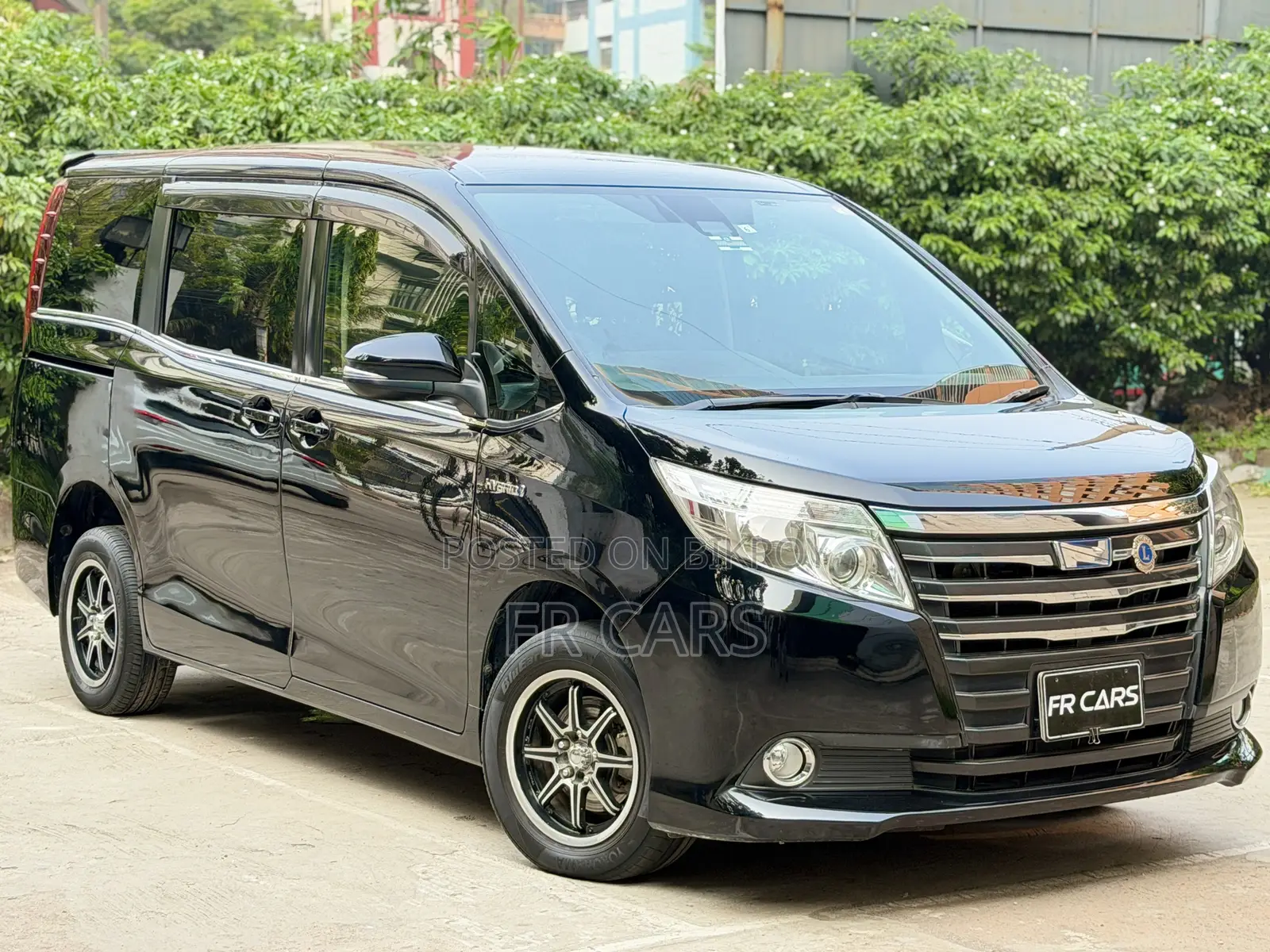 Toyota Noah 1.8 FWD Hybrid (7 seater) 2017 Black