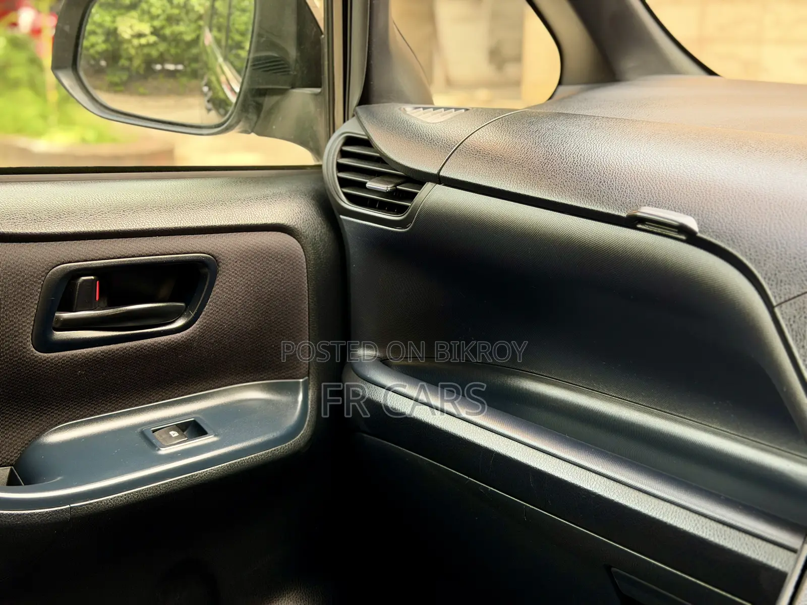 Toyota Noah 1.8 FWD Hybrid (7 seater) 2017 Black