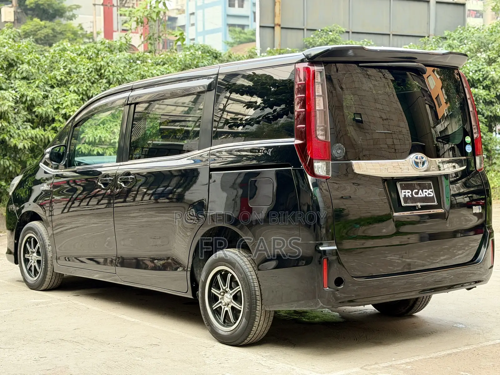 Toyota Noah 1.8 FWD Hybrid (7 seater) 2017 Black