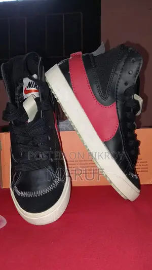 Sneaker- NIKE High Top Shoe
