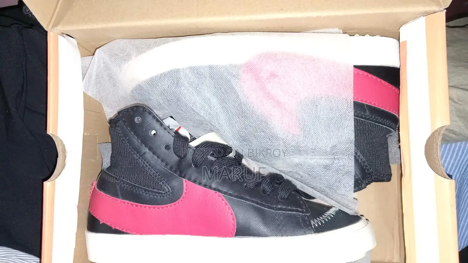 Sneaker- NIKE High Top Shoe