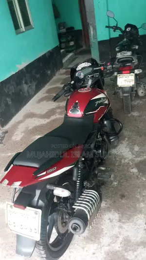 বাজাজ পালসার ১৫০ ২০২১ রেড