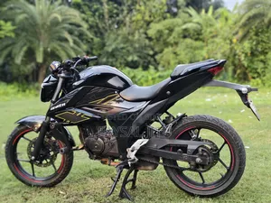 সুজুকি জিক্সার ২০২৪ কালো