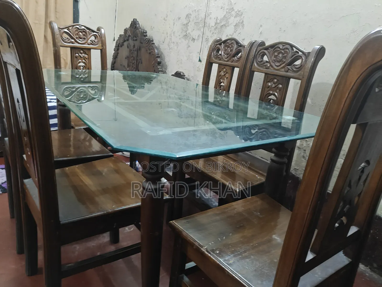 ডাইনিং টেবিল