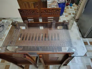চেয়ার সহ ডাইনিং টেবিল