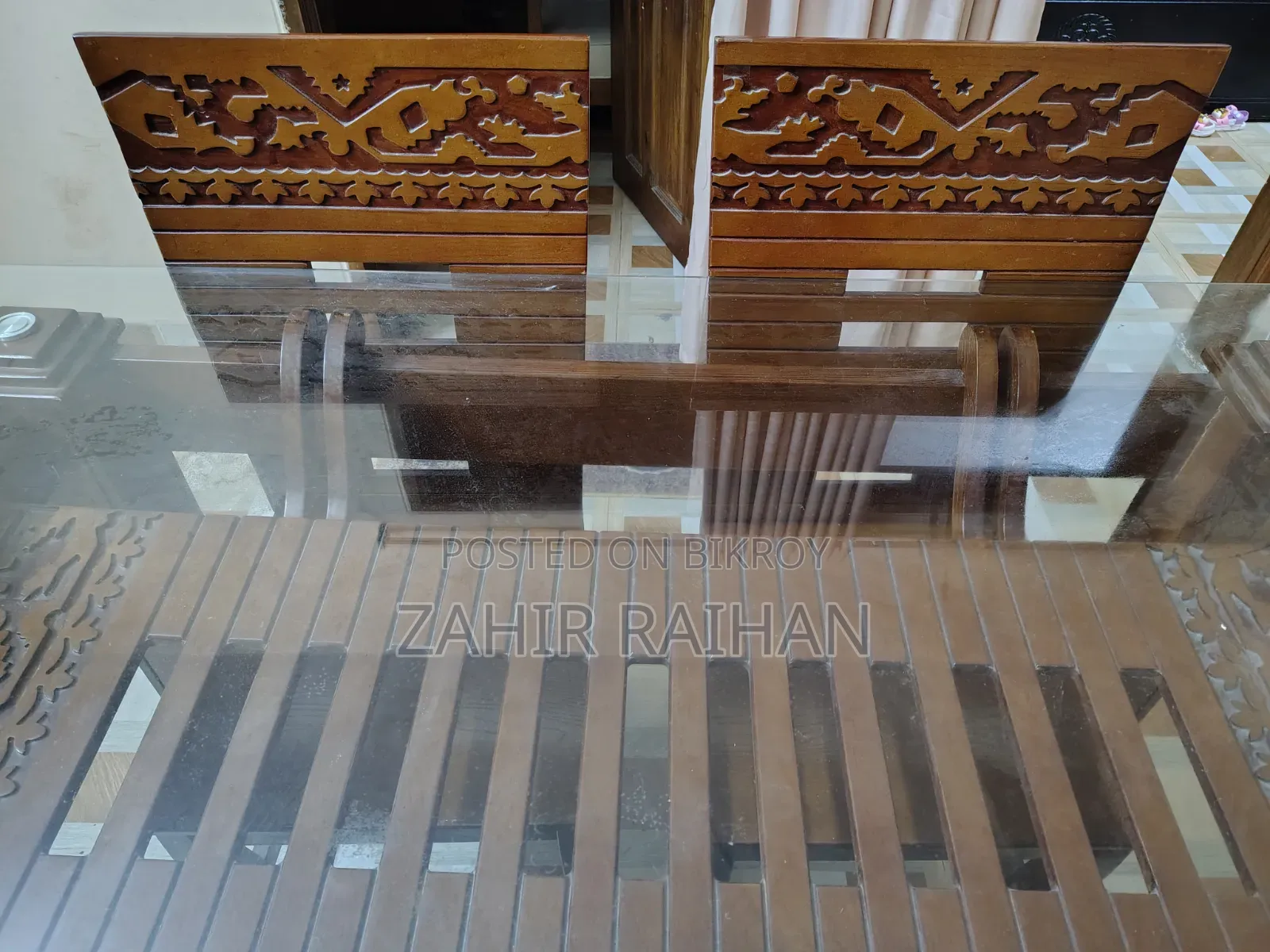 চেয়ার সহ ডাইনিং টেবিল