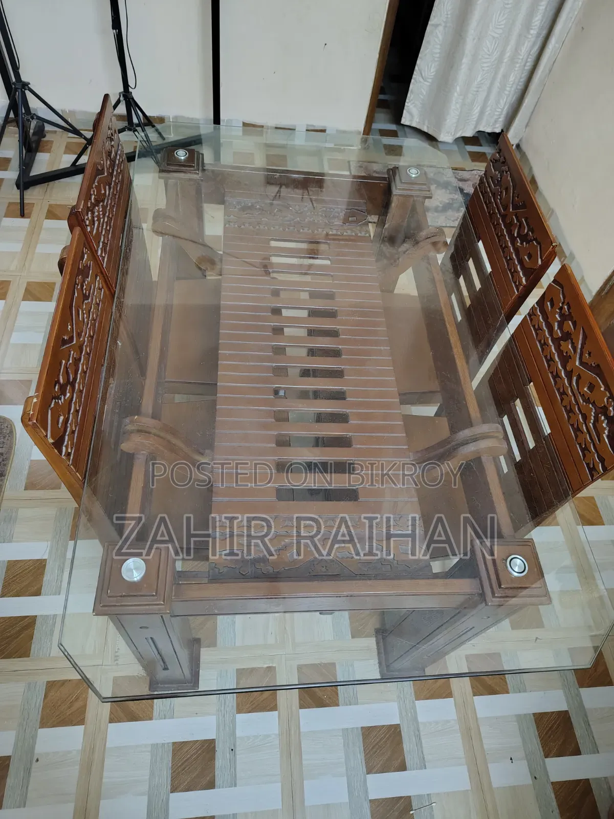 চেয়ার সহ ডাইনিং টেবিল