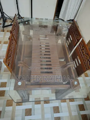 চেয়ার সহ ডাইনিং টেবিল