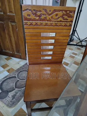 চেয়ার সহ ডাইনিং টেবিল
