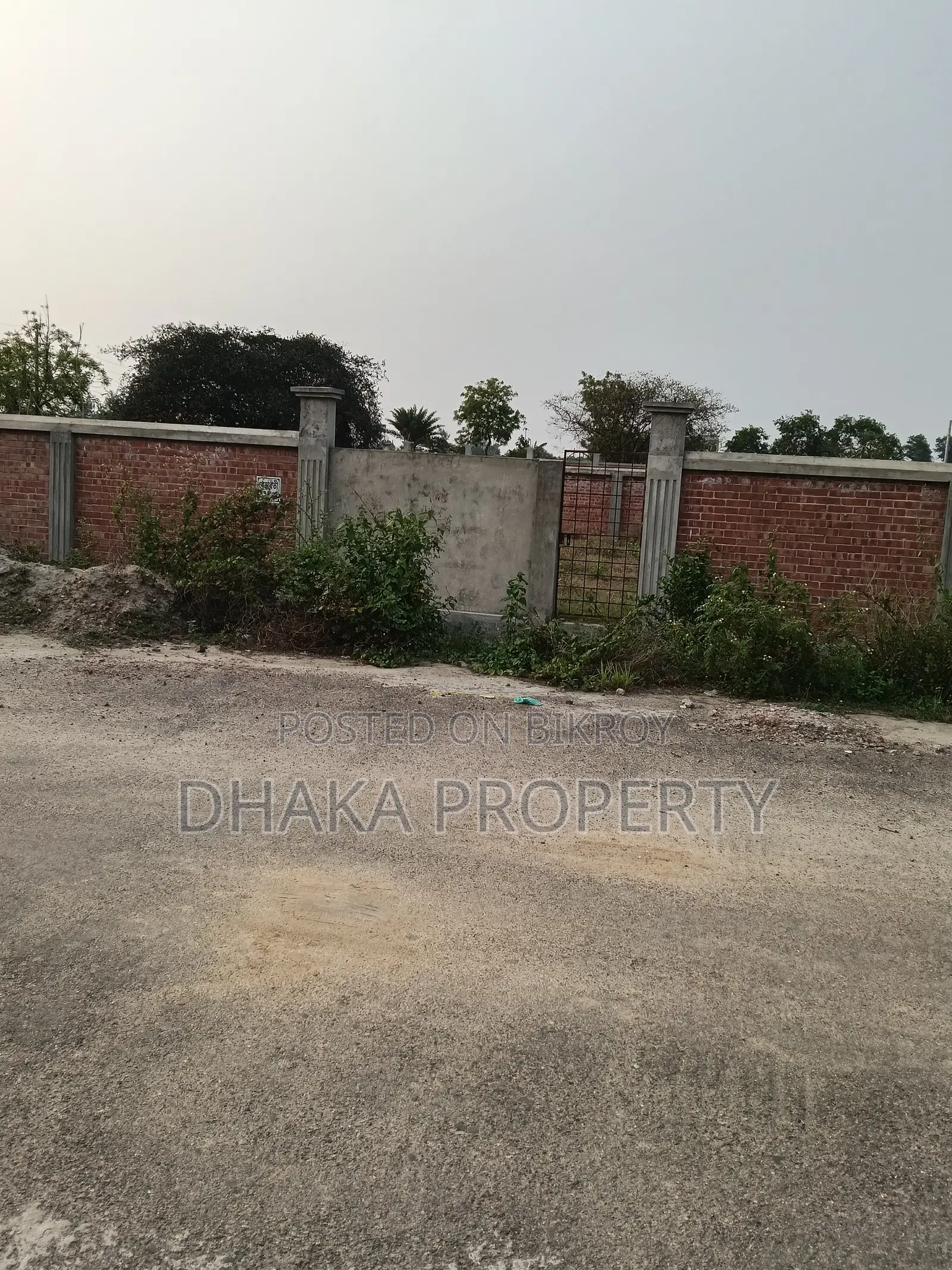 সেক্টর-১৭ এ ৩০০ ফুটের কাছে ১০ কাঠা লেক ইস্ট