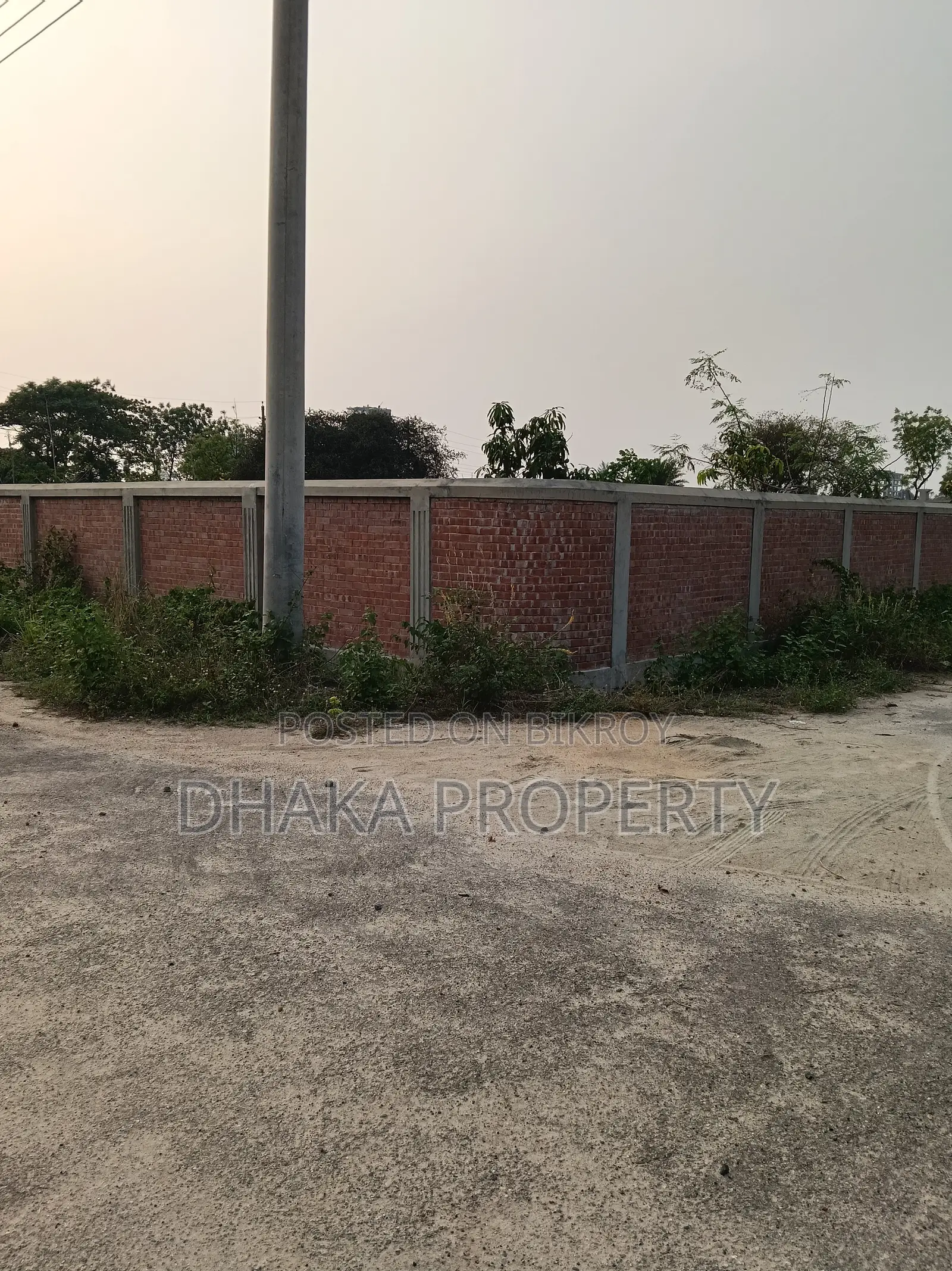 সেক্টর-১৭ এ ৩০০ ফুটের কাছে ১০ কাঠা লেক ইস্ট