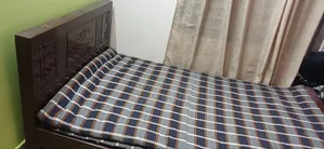 বেড,জাজিম,তোষক সব। বাসা চেঞ্জ করব তাই বেড বিক্রি করে দিব