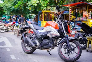 সুজুকি গিক্সার ২০২৪ সিলভার