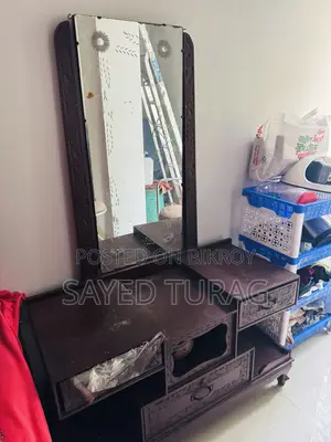 একটি ড্রেসিং টেবিল বিক্রি করা হবে
